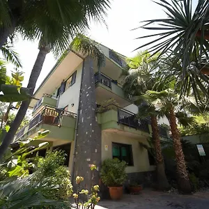 hotel-borgo-verde.taorminaitalyhotels.com/